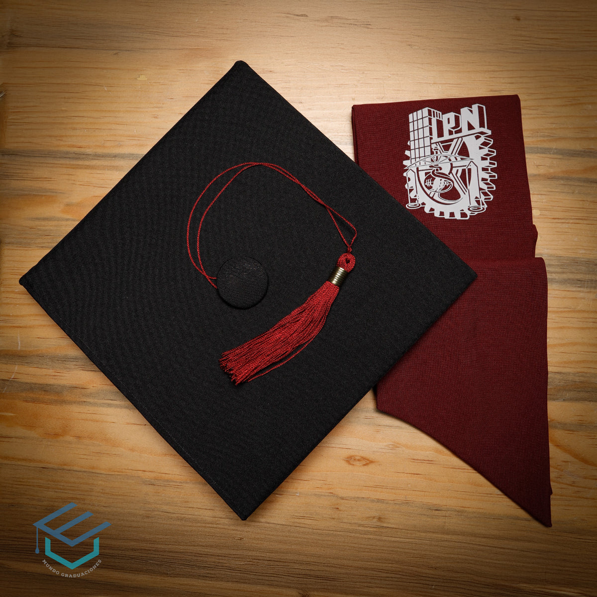Birrete de graduación negro con estola vino mate con logotipo IPN – Mundo Graduaciones