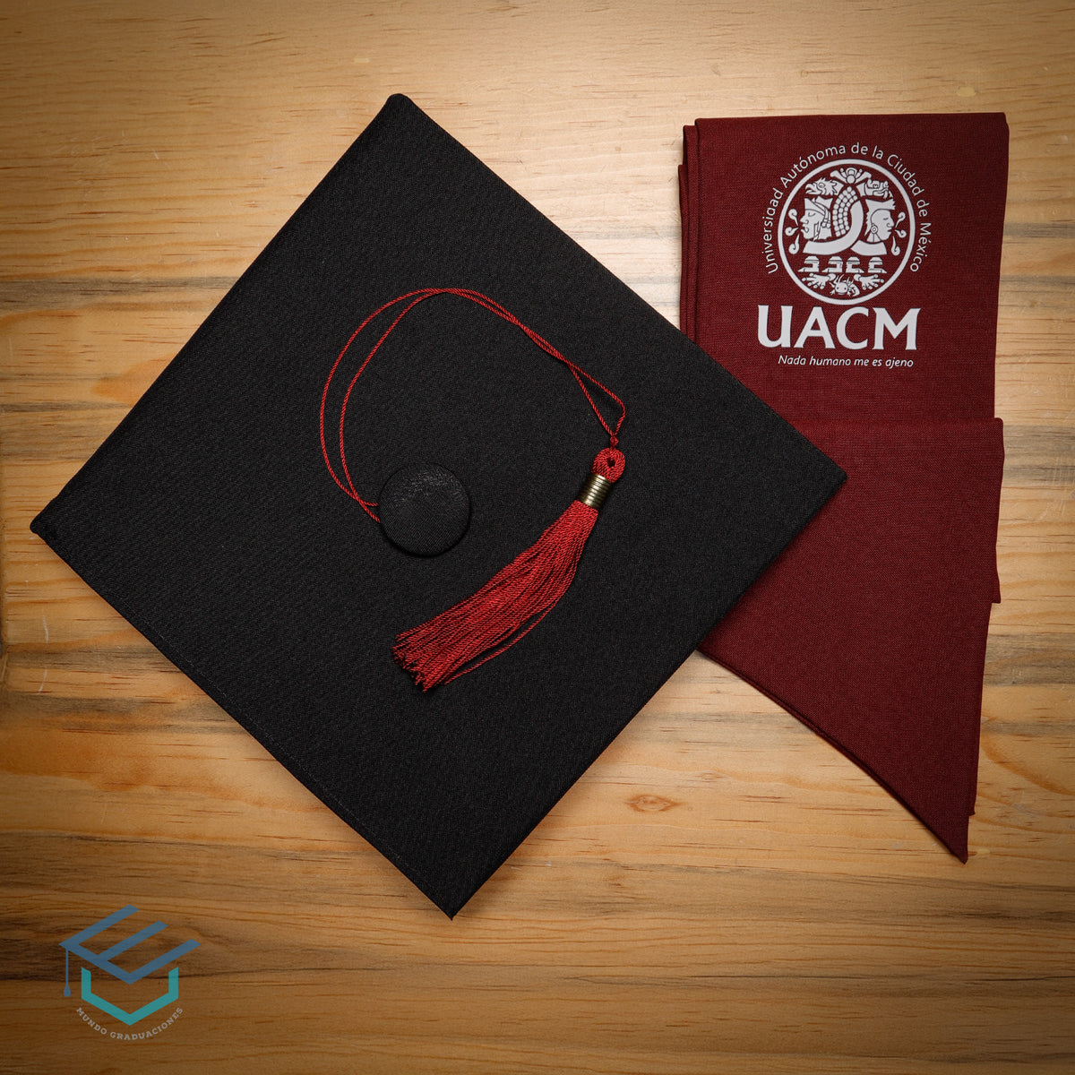 Birrete de graduación negro con estola vino con logotipo UACM – Mundo Graduaciones