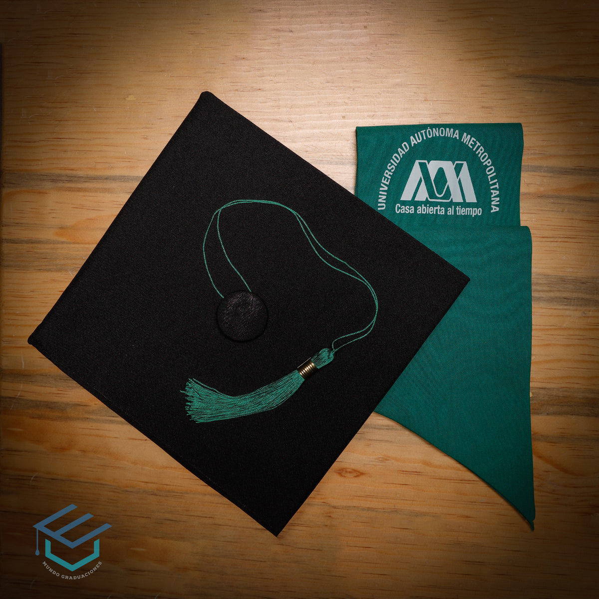 Birrete de graduación negro con estola verde con logotipo UAM – Mundo Graduaciones