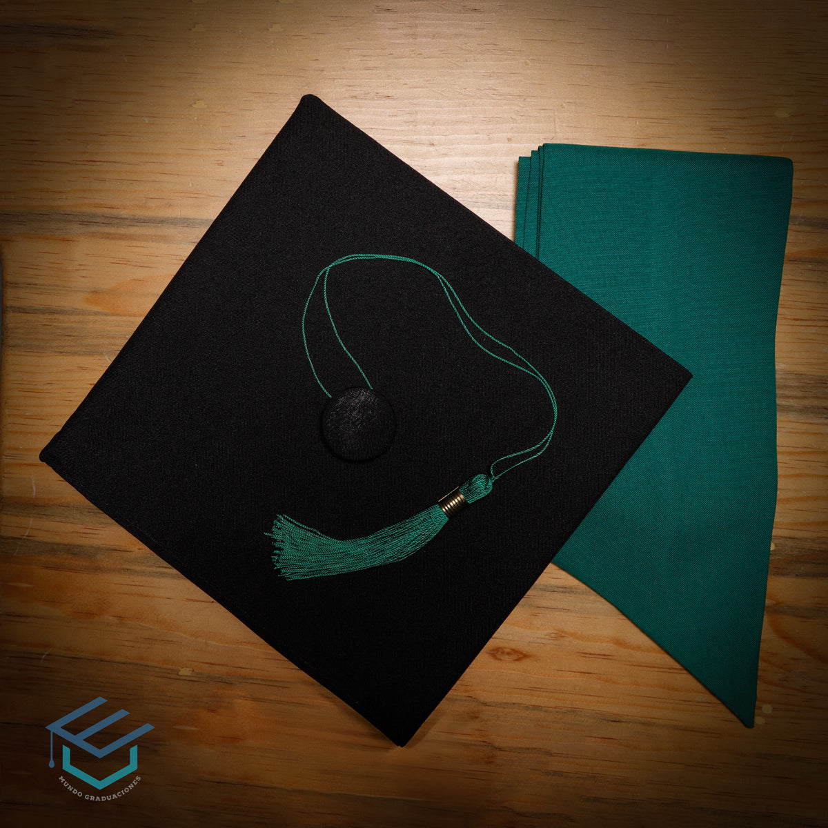 Birrete de graduación negro con estola verde mate – Mundo Graduaciones