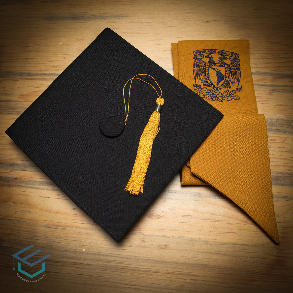 Birrete de graduación negro con estola oro mate con logotipo UNAM – Mundo Graduaciones