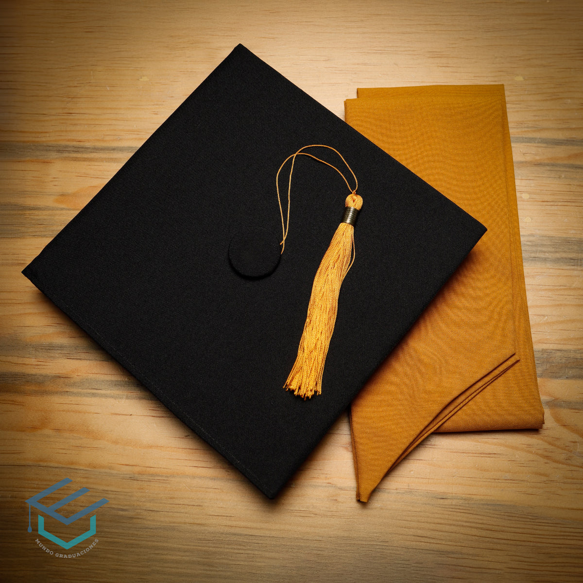 Birrete de graduación negro con estola oro mate – Mundo Graduaciones