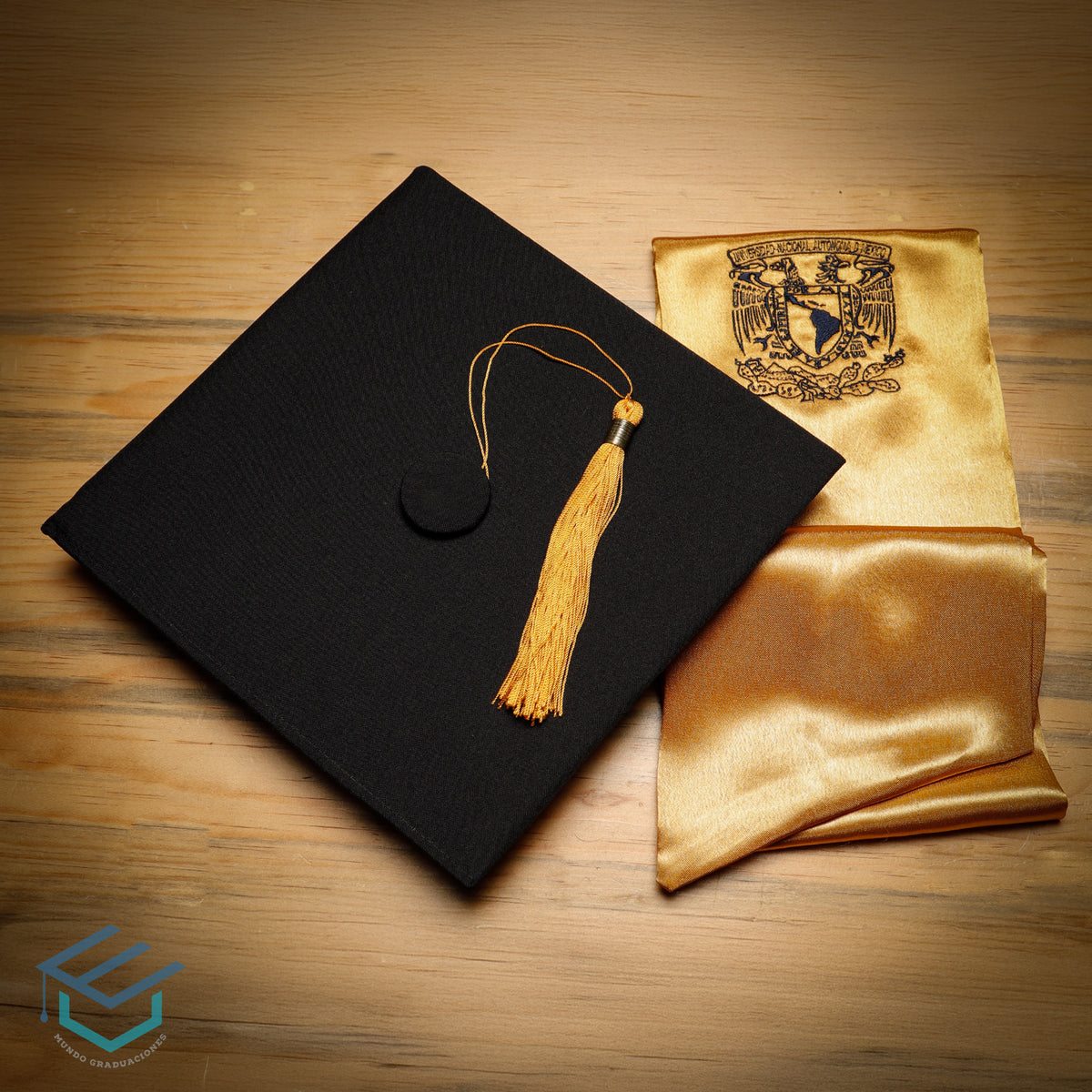 Birrete de graduación negro con estola oro con logotipo UNAM – Mundo Graduaciones